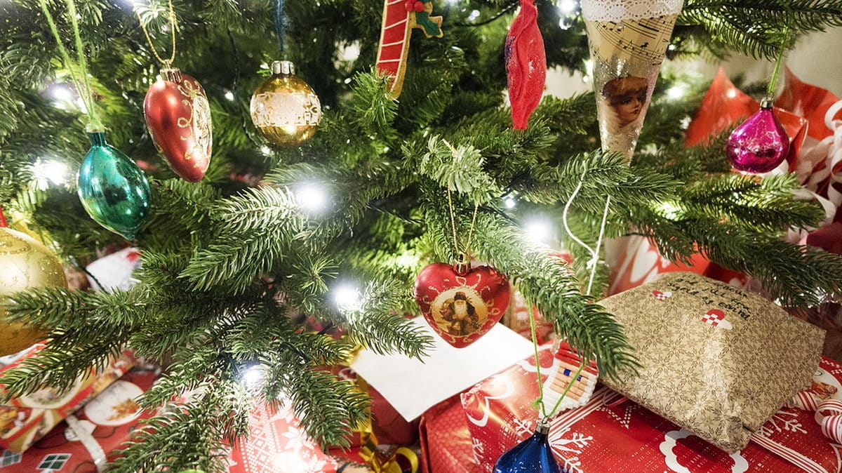 Julklappar under en jul.