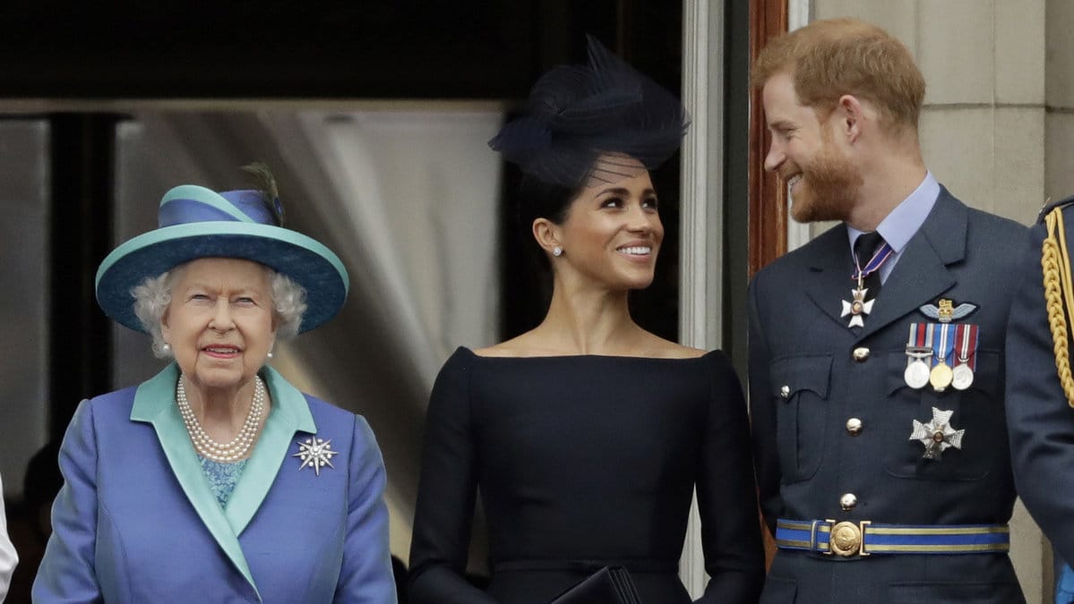 Drottning Elizabeth, Meghan Markle och prins Harry.