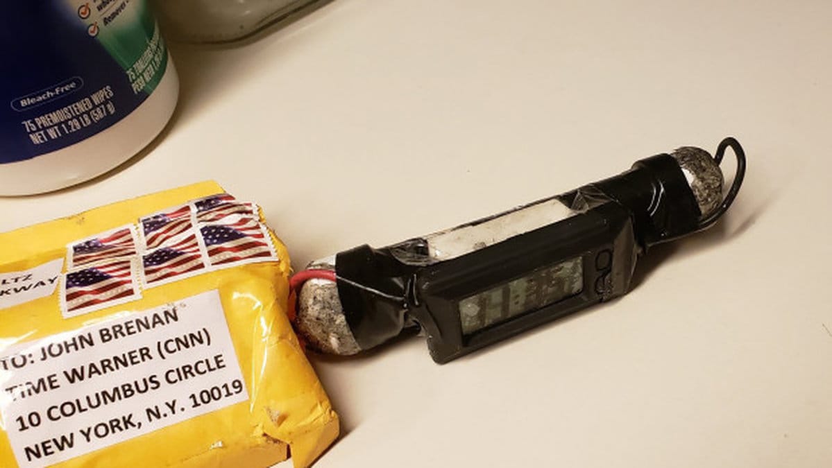 Misstänkta brevbomben ligger på ett bord. 
