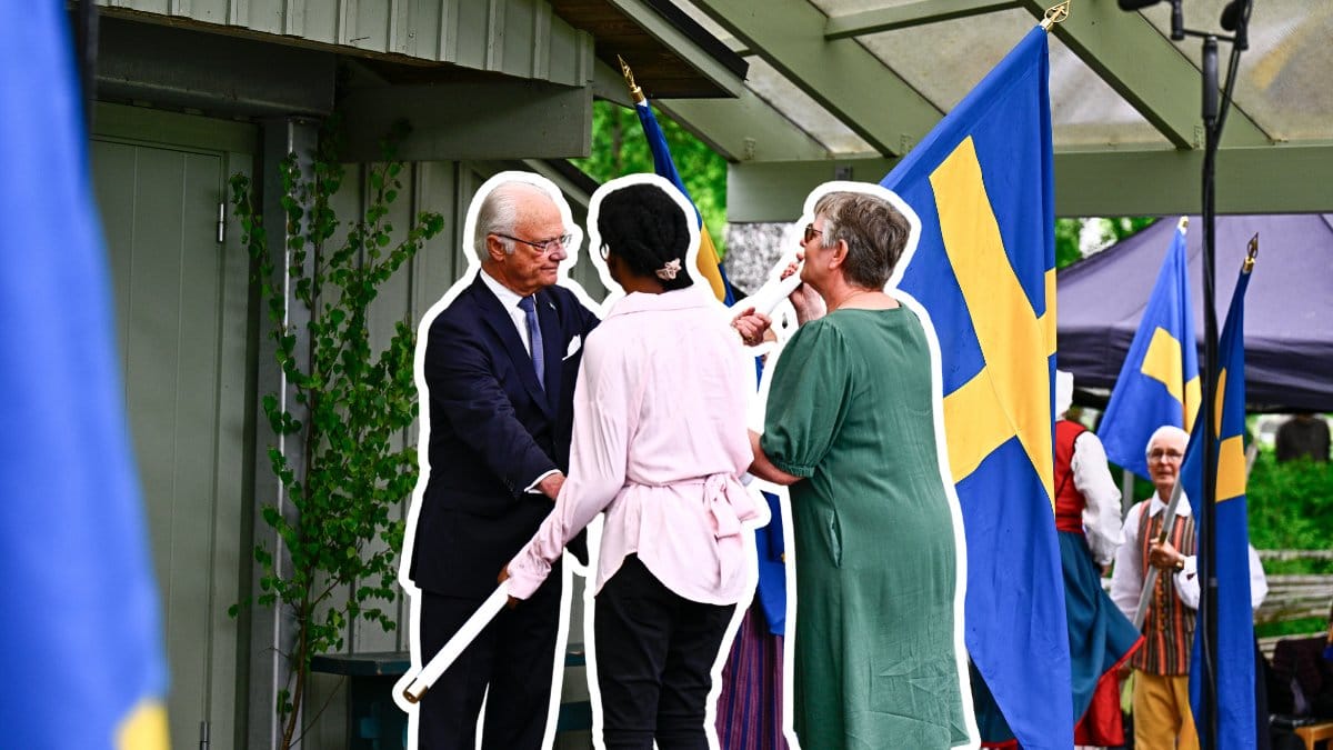 Kung Carl XVI Gustaf håller i en svensk flagga i en fana.