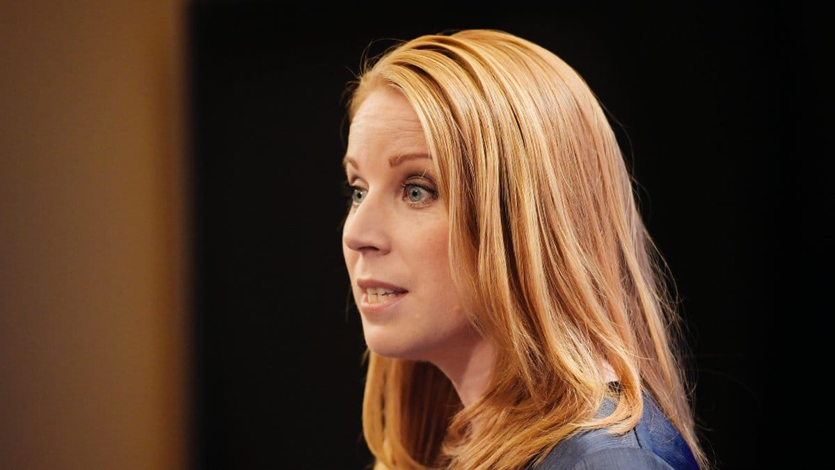 Annie Lööf pratar på en presskonferens