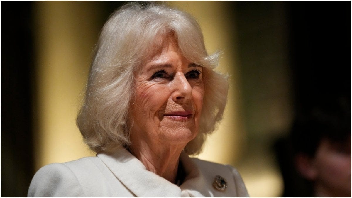 Drottning Camilla berättade att kung Charles mår väldigt bra efter omständigheterna.