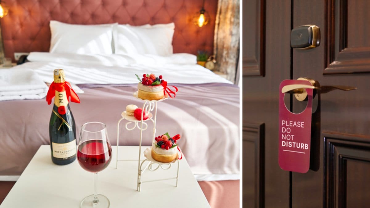 Hotellrum med roomservice och do-not-disturb-skylt på dörren.