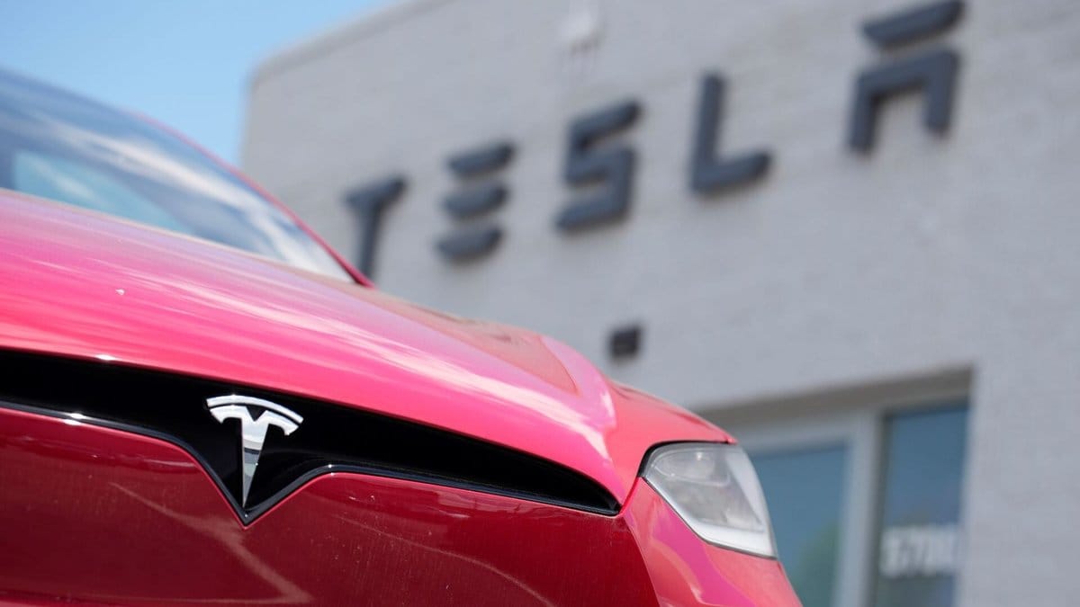 Tesla framför bilhall