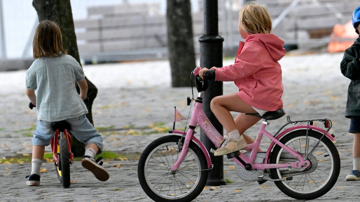 Barn som cyklar och leker på Riddarholmen. 