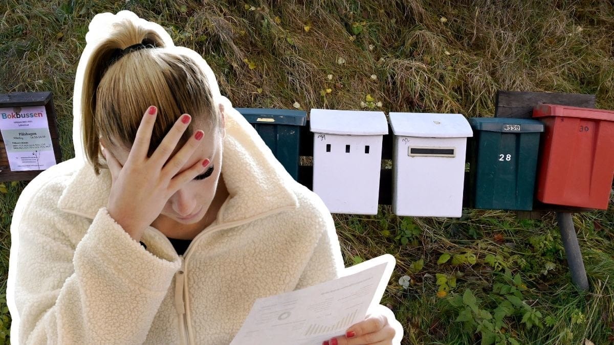 Ung kvinna med papper i handen och postlådor