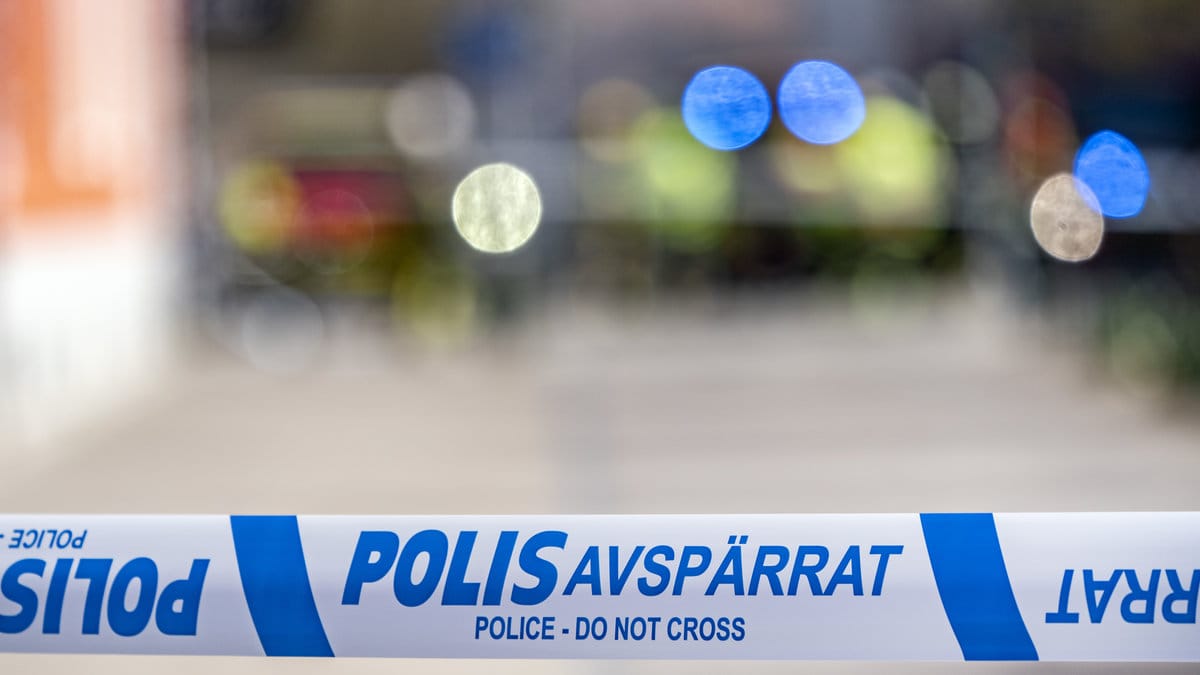 En knivattack har inträffat vid en skola i Stockholm.