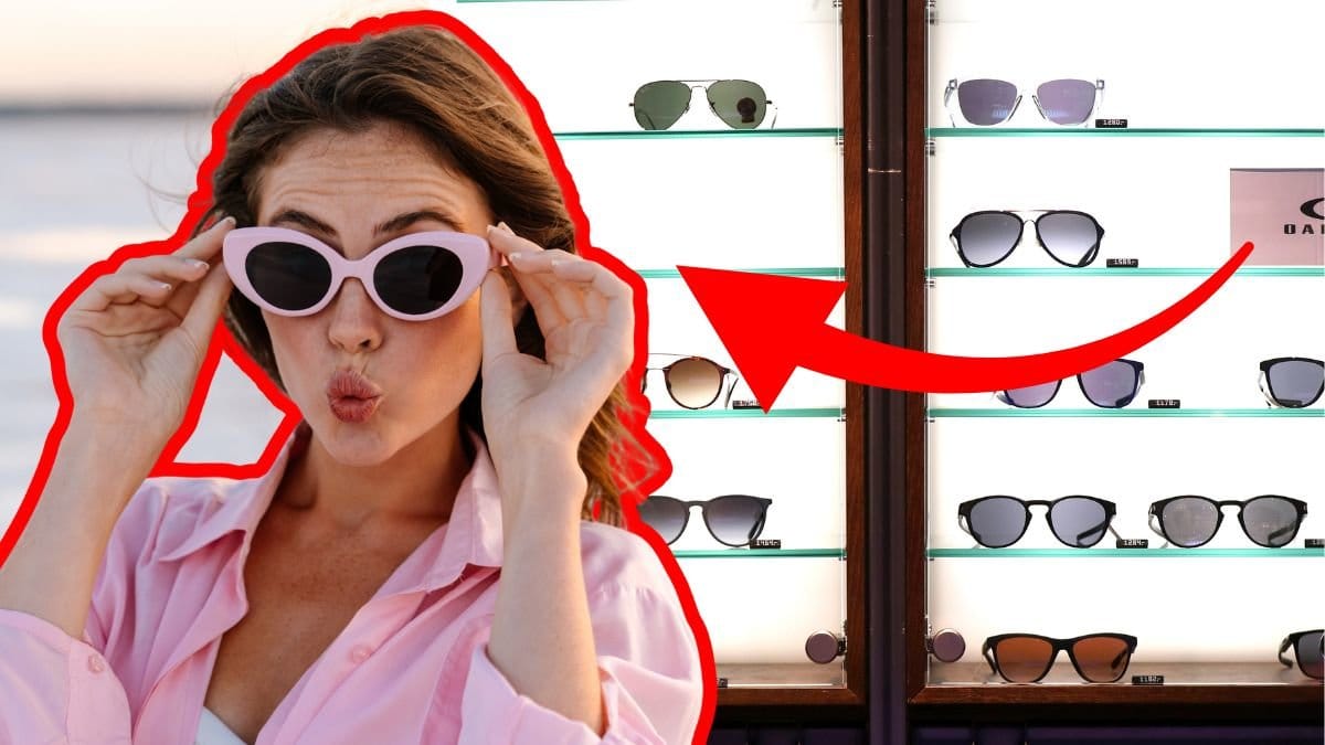 Kvinna med solglasögon vänster. Hylla med flers solglasögon på höger. Röd pil pekar på kvinnan.