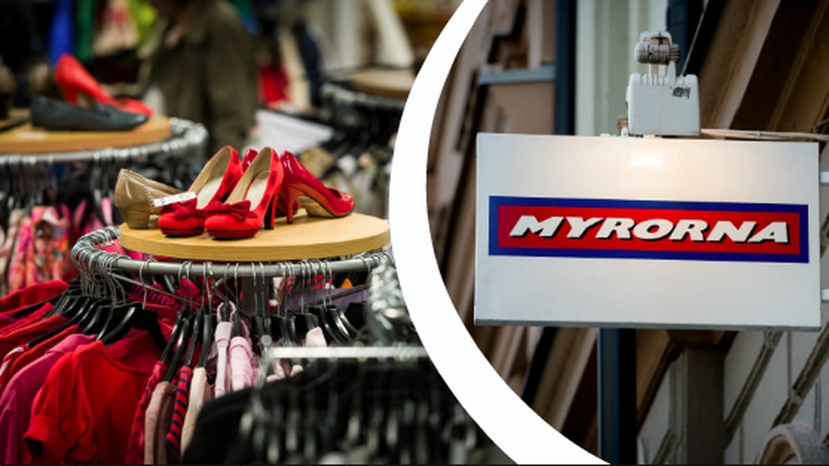 Kläder i butik. Butiksskylt för Myrorna.