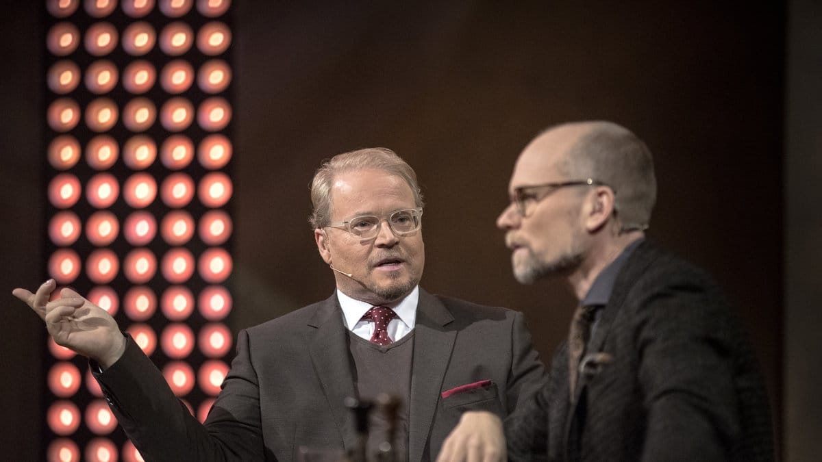 Domaren Fredrik Lindström och programledaren Kristian Luuk i På spåret. 