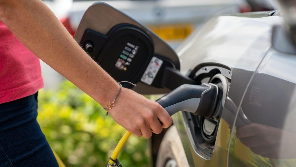 Elbil tankar med el.