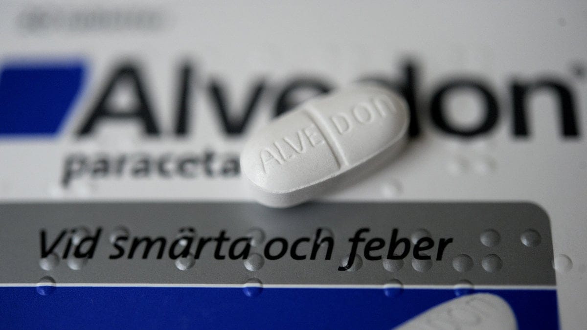 En kvinna med huvudvärk, som uppmanats ta Alvedon, dog under ett läkarsamtal.