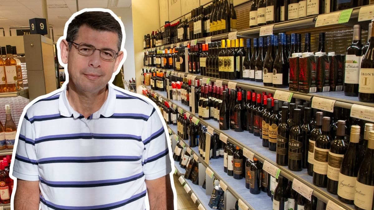 Till vänster syns forskaren Markus Heilig. I bakgrunden syns vinflaskor som är uppradade på Systembolaget.