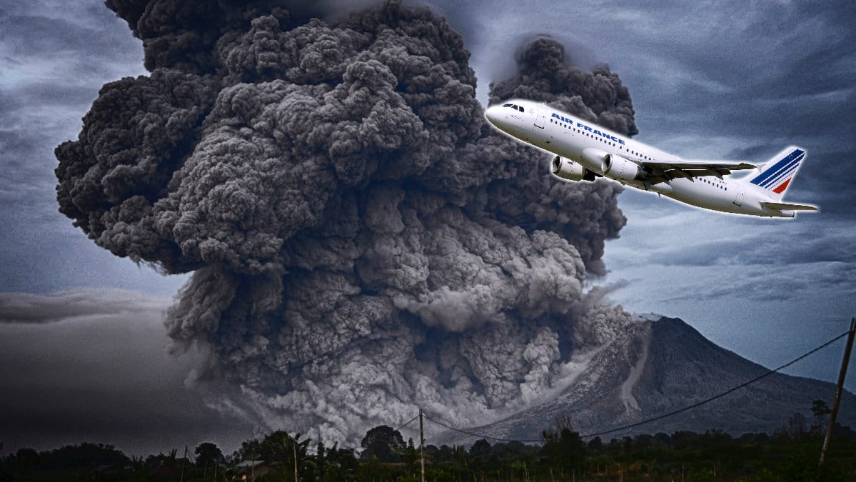 Flygmaskin som flyger nära en vulkan som har ett utbrott