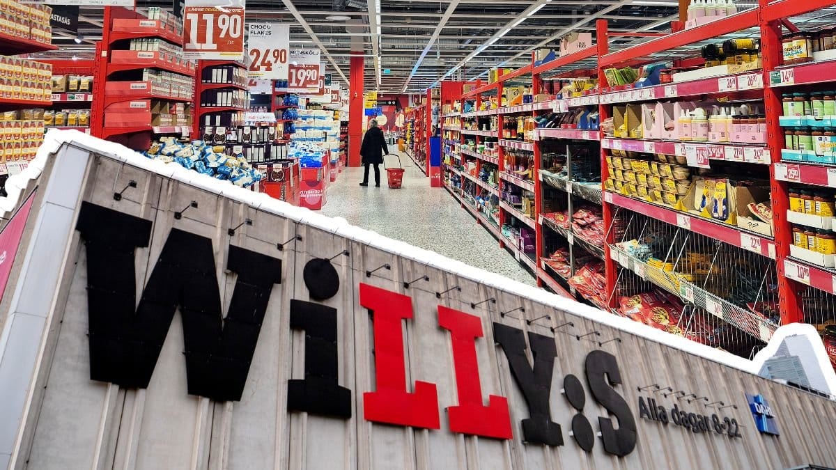 Willys skylt på en fasad och hyllor i en Willys-butik