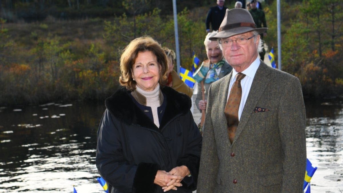 Kungaparet om att restriktionerna har lyfts.