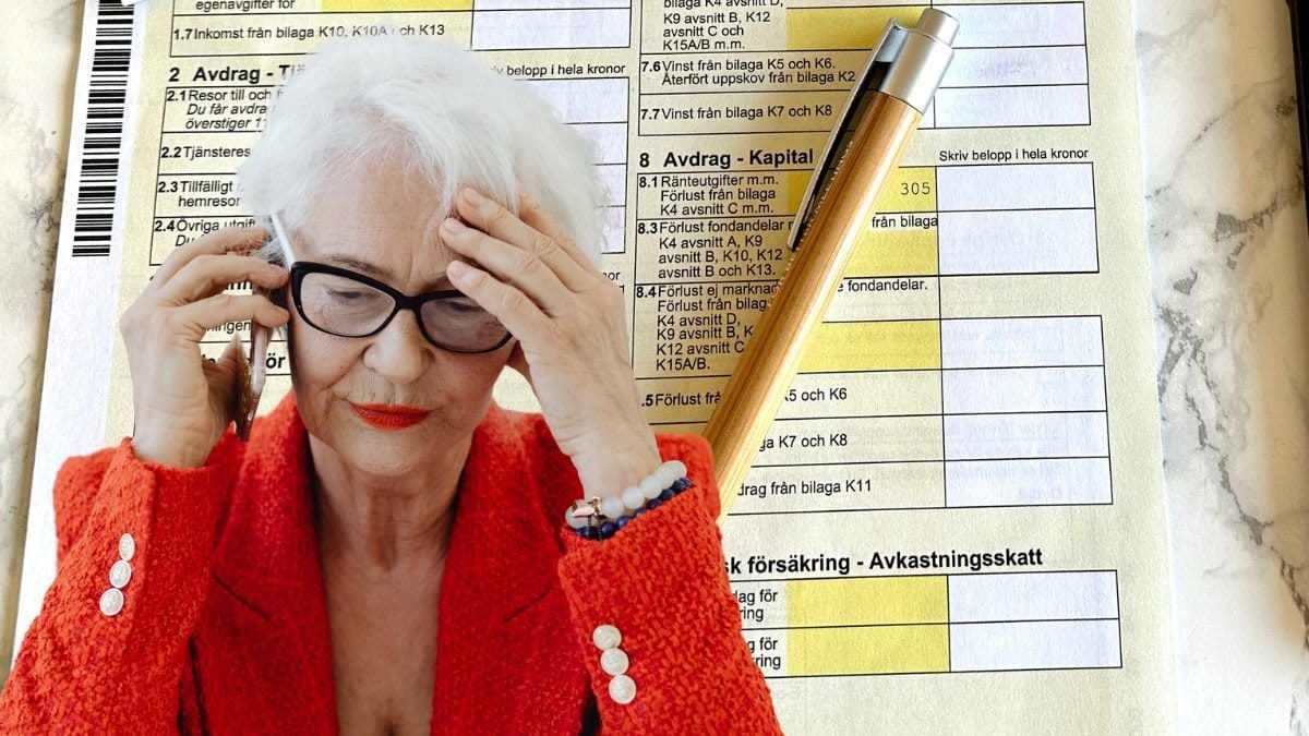Deklarationsblankett och en kvinna som håller handen för pannan och pratar i telefon.