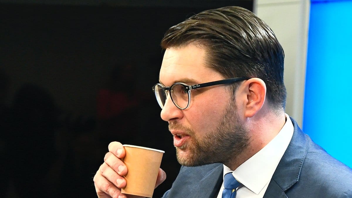 Jimmie Åkesson dricker kaffe ur pappmugg