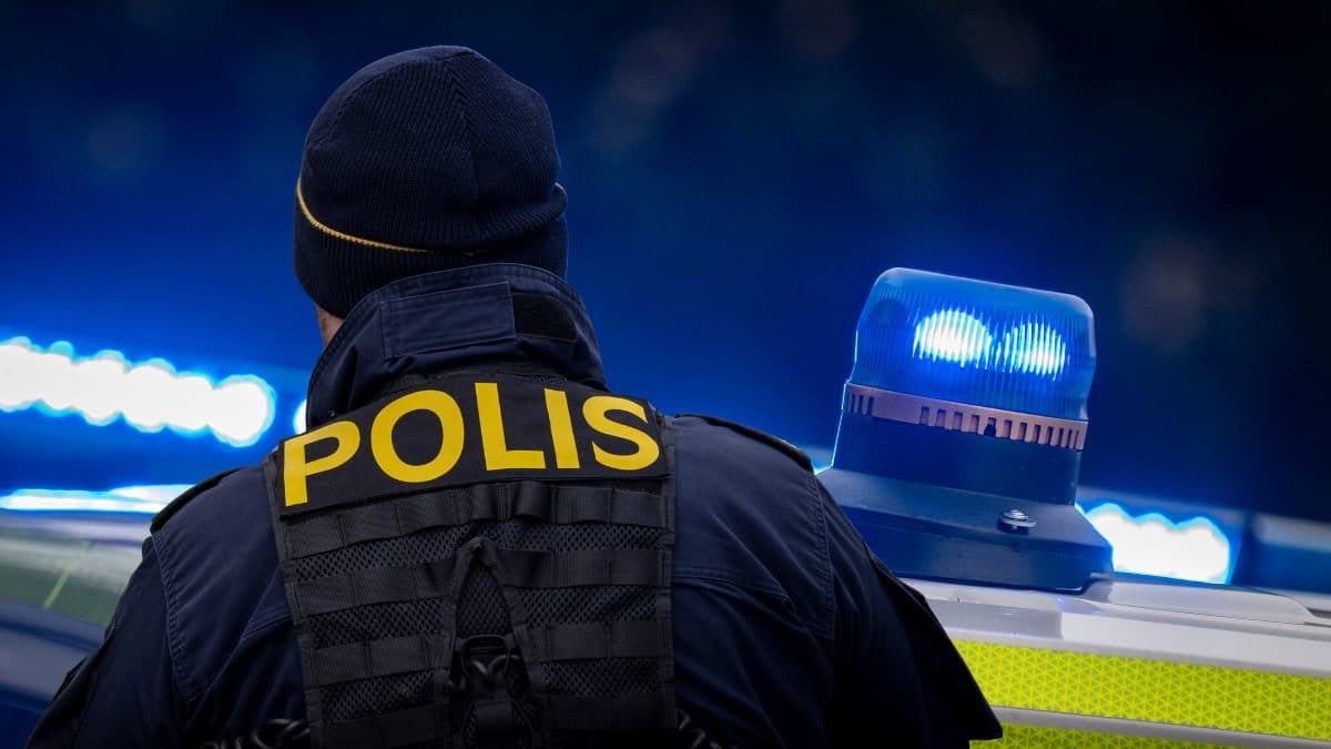 Polisman och blåljus. 