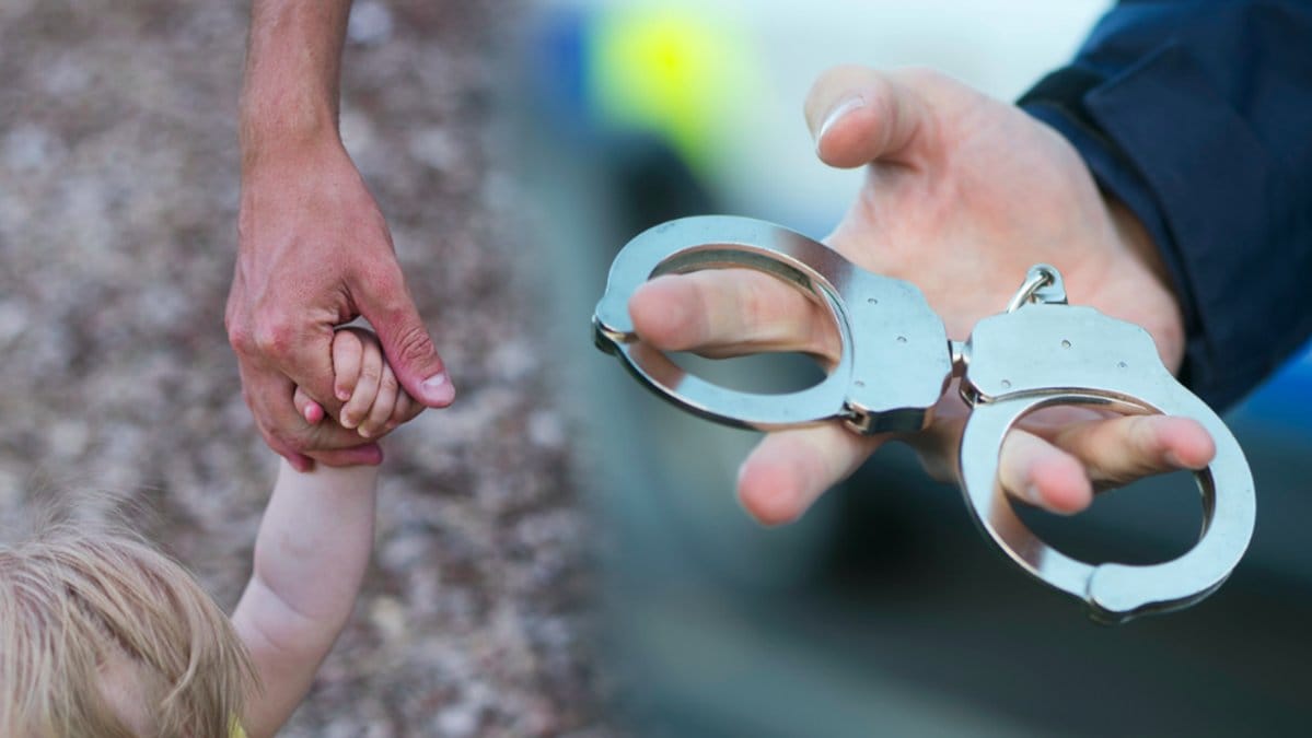 En barnhand håller i en vuxen hand – till höger ett par handklovar