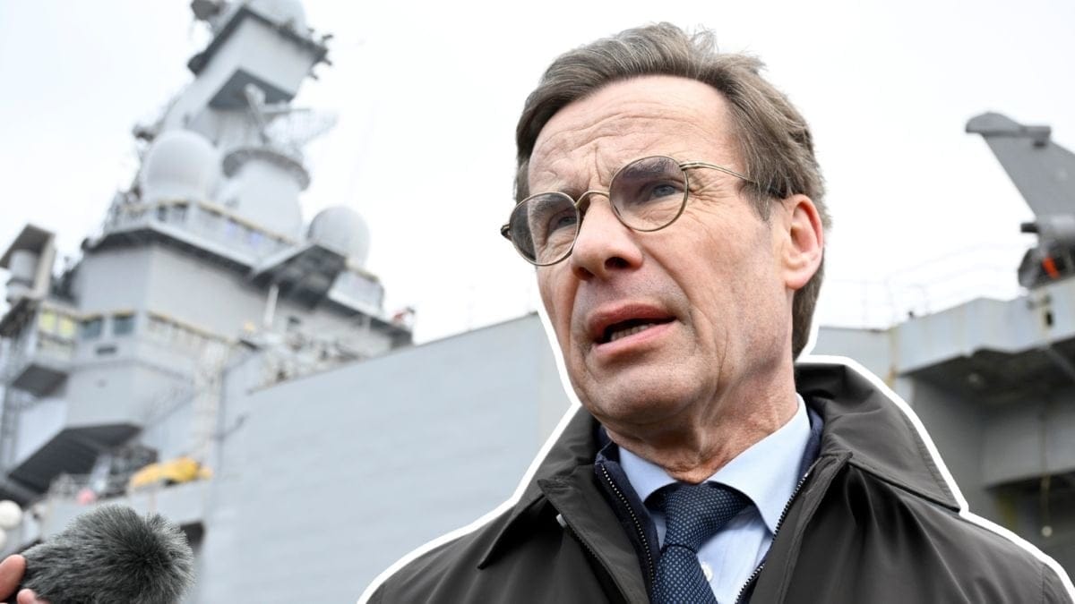 Statsminister Ulf Kristersson vid det franska hangarfartyget Charles De Gaulle.