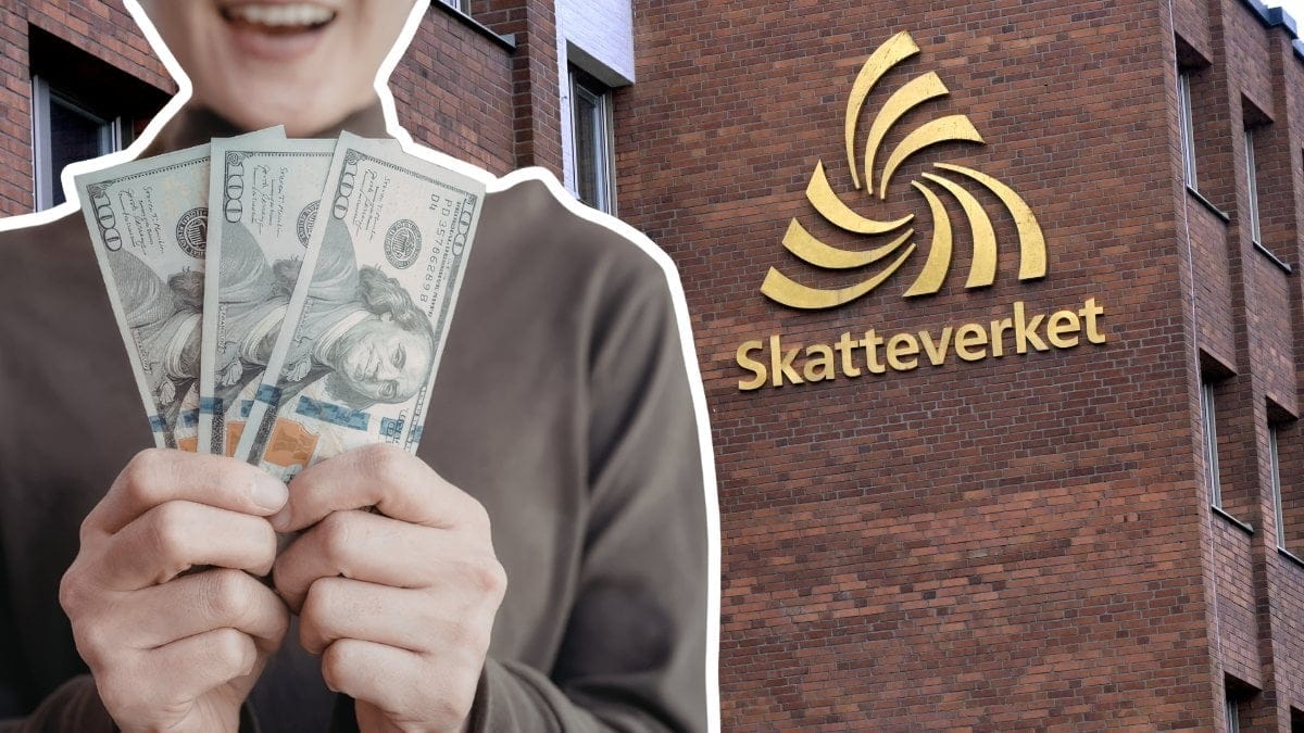 Person som håller i kontanter vänster. Skatteverket-skylt på en byggnad i bakgrunden.