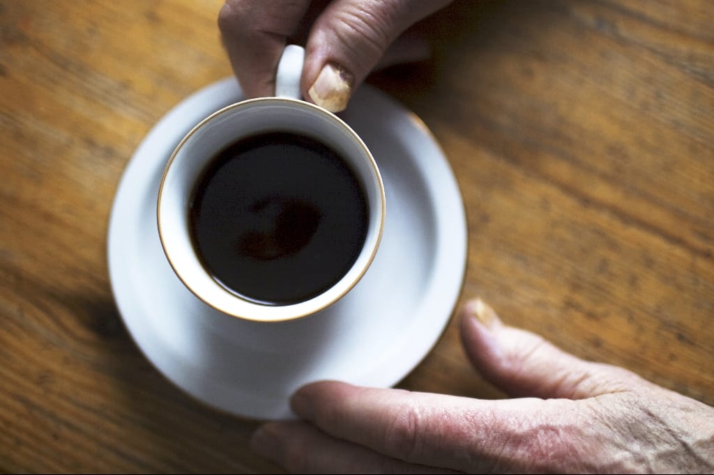 Kopp kaffe och hand