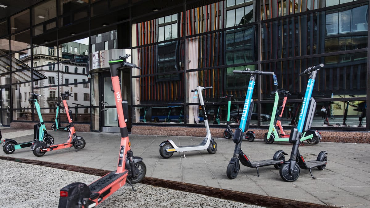 Cyklist svårt skadad – körde in i elsparkcykel i en backe