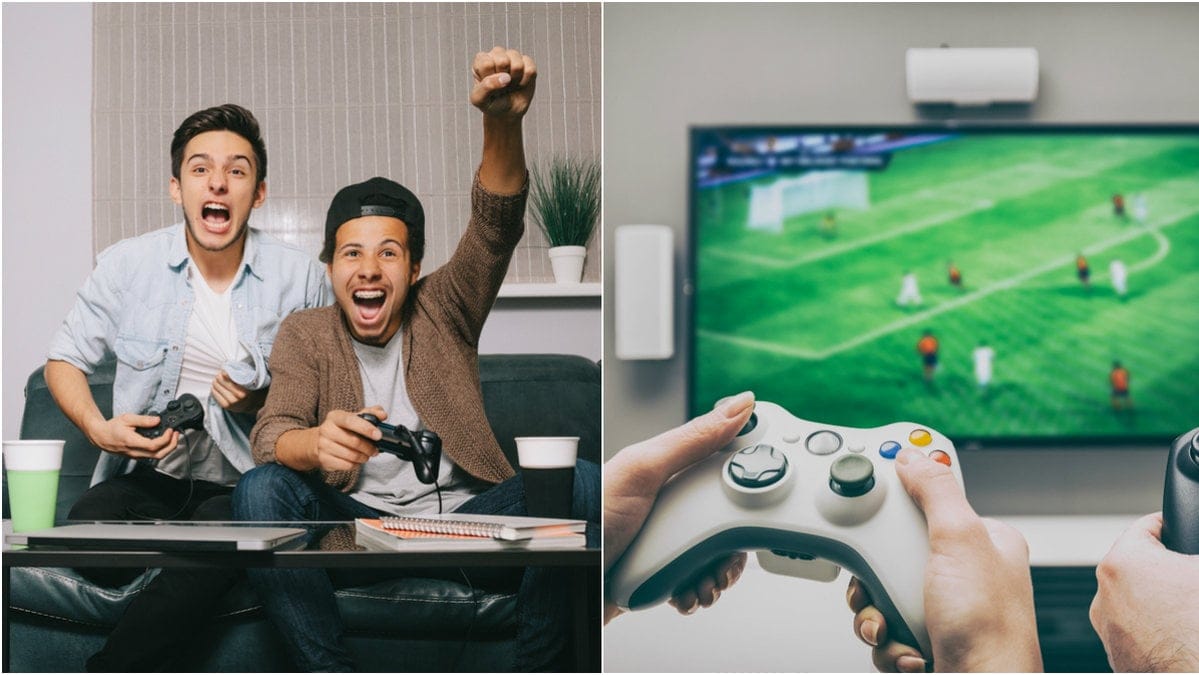 Två grabbar firar lär de spelar PlayStation 4. 