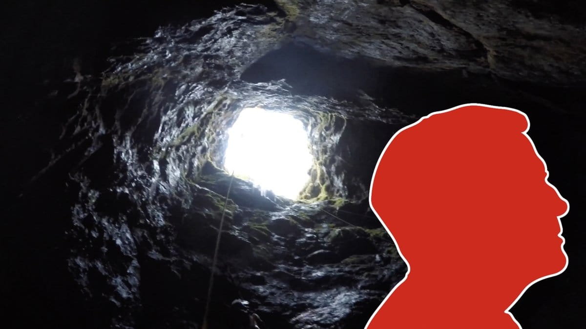 Kvinnan hittades i ett 25 meter djupt hål. 