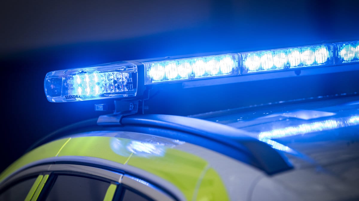En polis har råkat skjuta sig i benet under en övning.