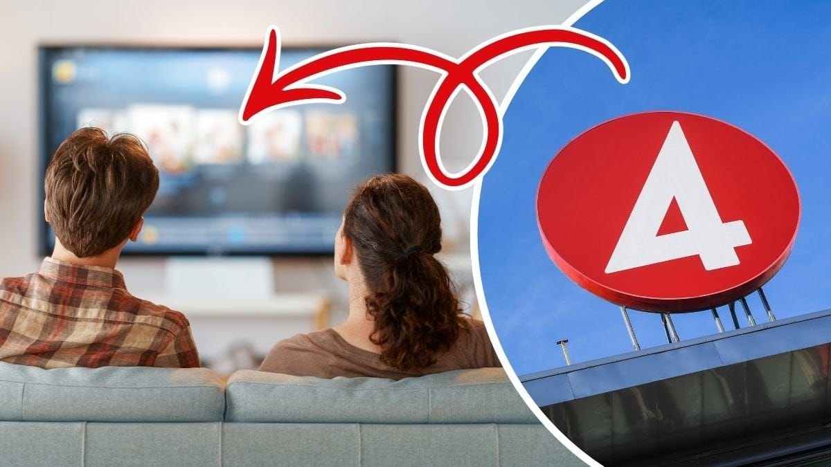 Man och kvinna framför tv och TV4:s logga