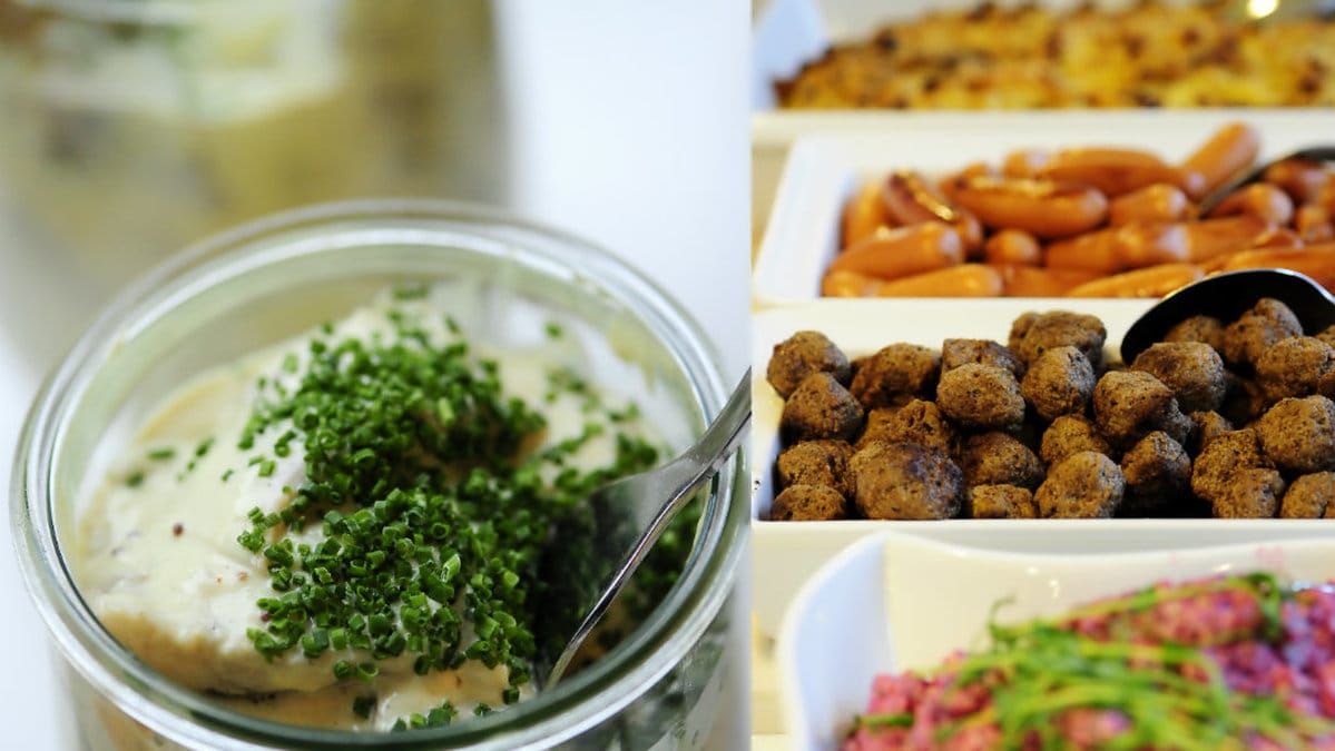 Senapssill, köttbullar, prinskorv, Janssons frestelse, rödbetssallad. 