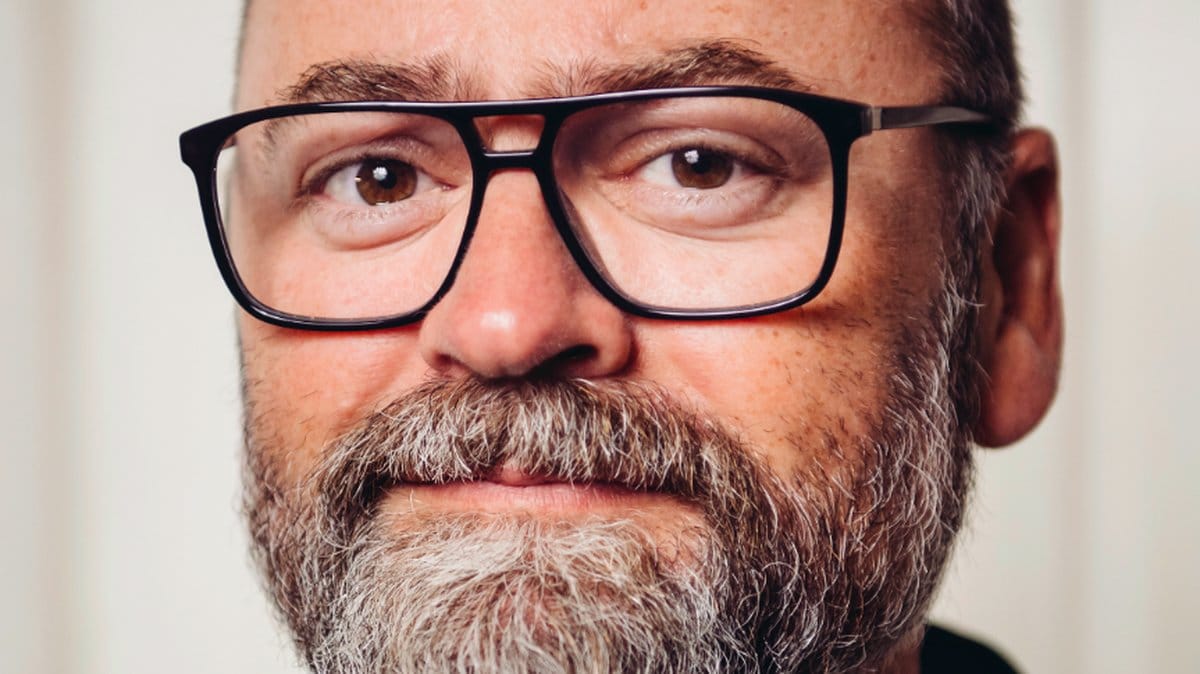 Programledaren Adam Alsing. 