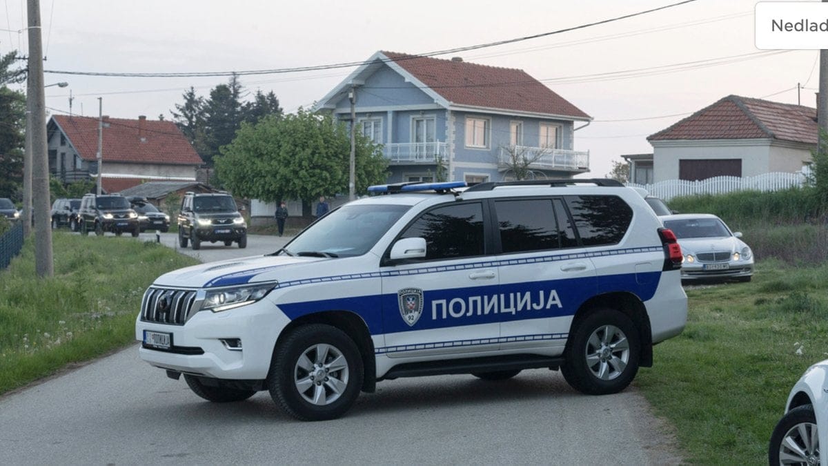 Serbisk polis spärrar av vägen in till byn Dubona.