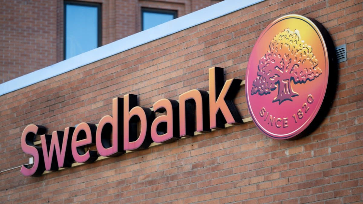 Swedbank-skylt på en tegel-byggnad.