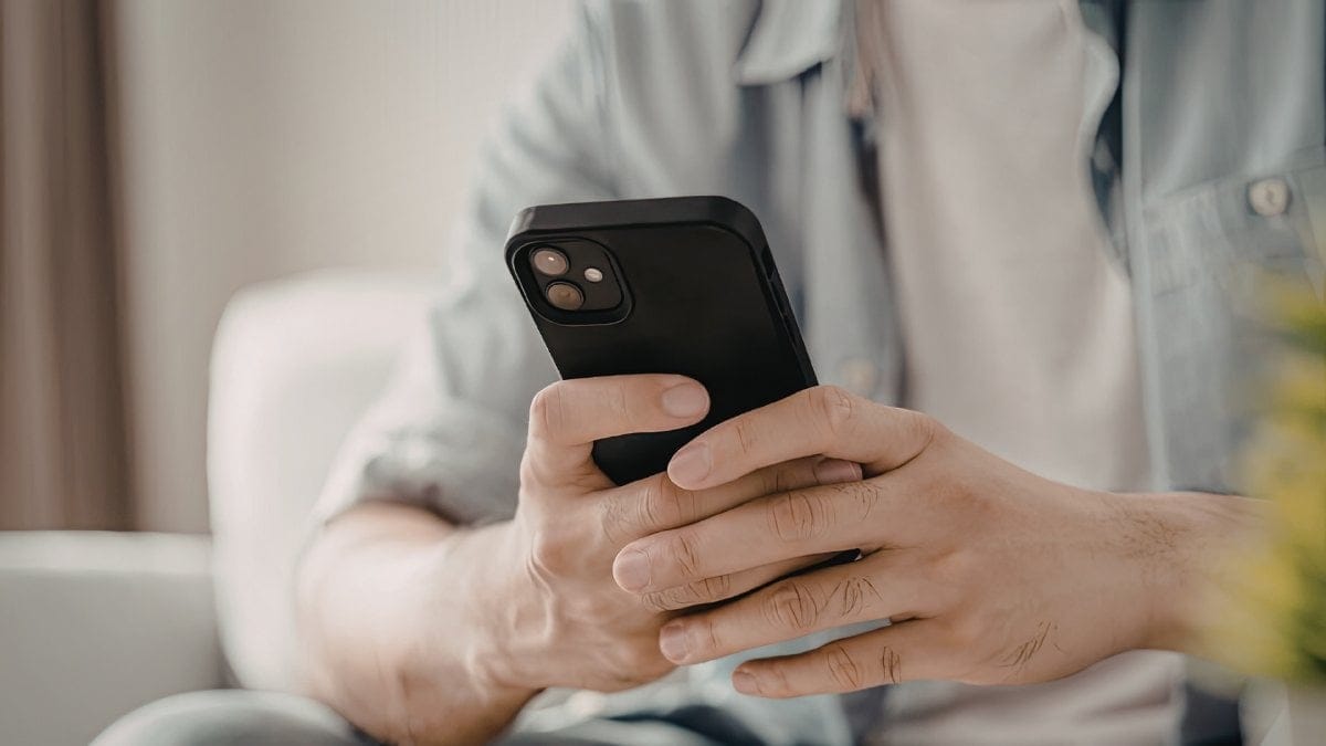 Person som håller i sin telefon.