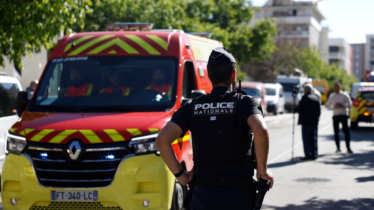 Polis och ambulans i Nice efter skottlossningen.