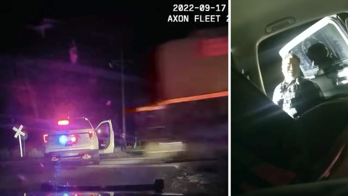 Inuti i bilen satt en arresterad kvinna i handfängsel. 