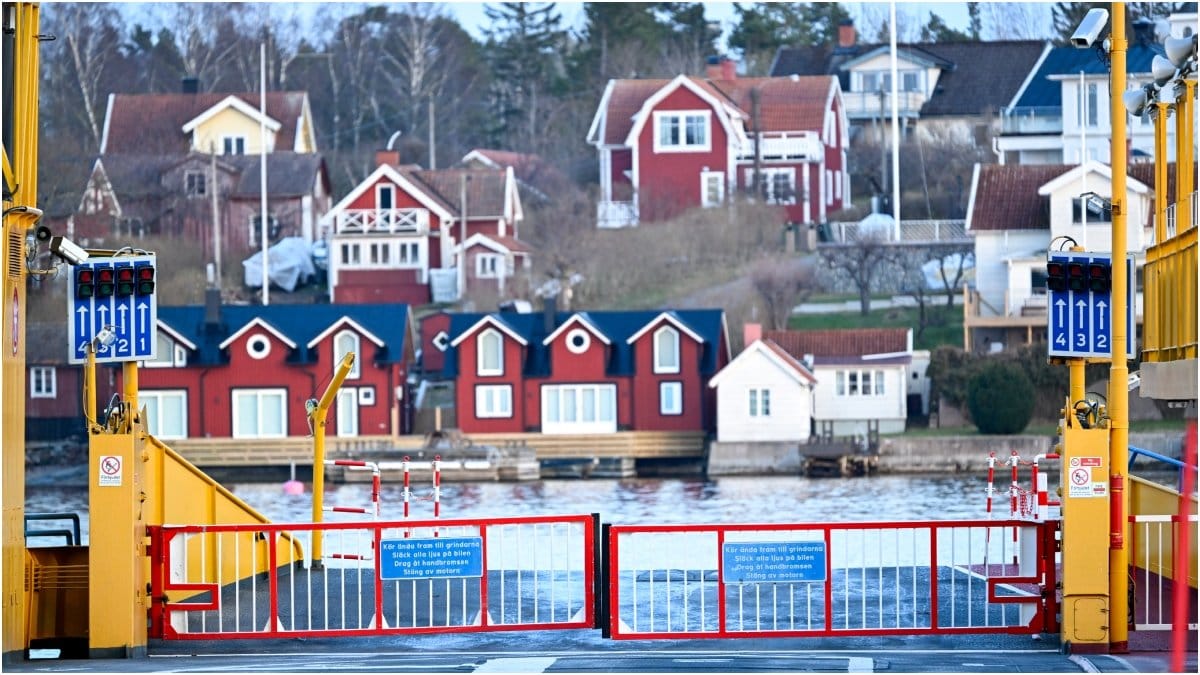 En bil körde av oklar anledning igenom grinden från en bilfärja mellan Furusund och Yxlan och hamnade i vattnet under söndagskvällen.