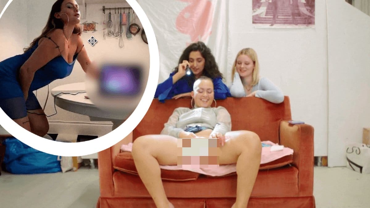 Bild från SVT:s program Kobra som visar kvinnor tar bilder på intima delar.