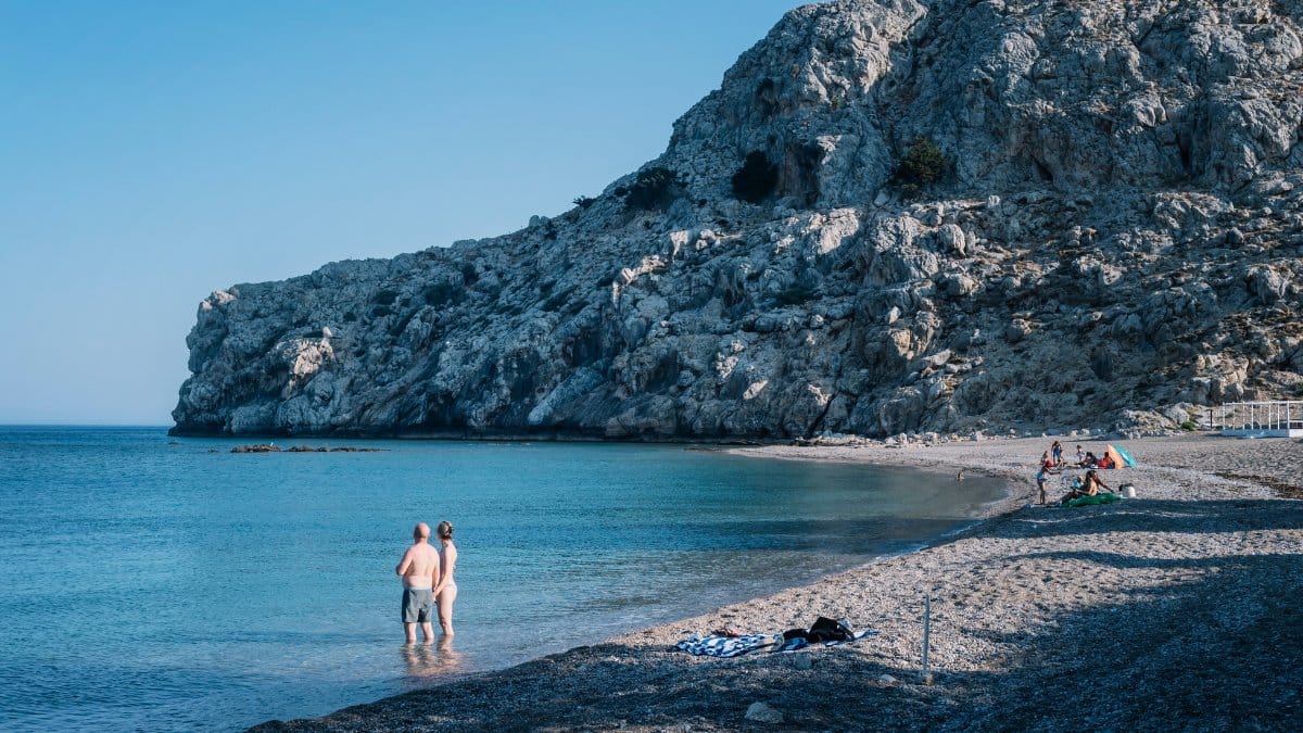 Turister badar i Medelhavet vid ett charterhotell i Kolymbia på Rhodos.