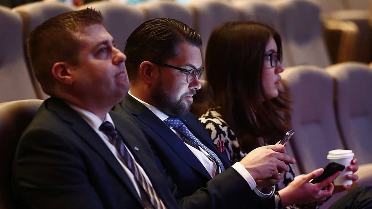 Jimmie Åkesson stirrar ner i sin mobiltelefon.