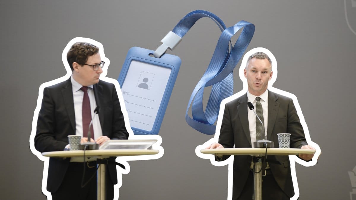 Civilminister Erik Slottner håller en pressträff 2023 när förslaget om ett statligt e-legitimation lyftes.I bakgrunden ligger en utklippt bild på ett ID-kort.