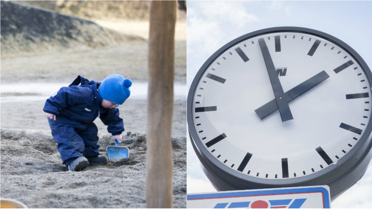 Ett barn i en sandlåda till vänster, en klocka till höger.