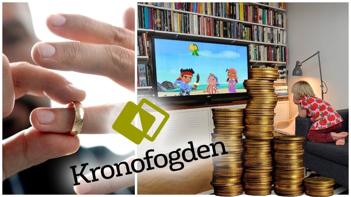 Vigselring på ett finger och en tv i ett vardagsrum