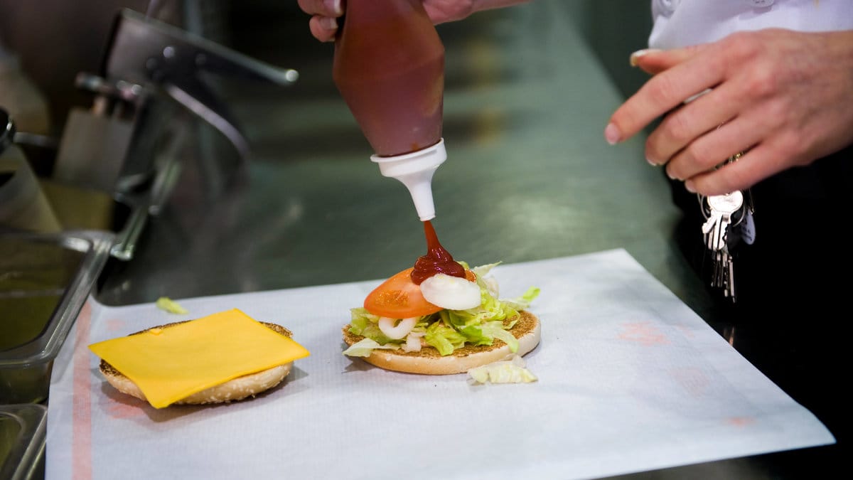 En Max hamburgare tillagas