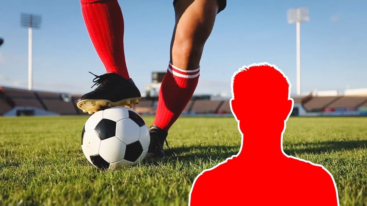 Ben som sparkar på en fotboll i bakgrunden. en röd siluett av en man till höger.