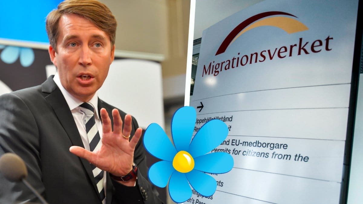 RIchard Jomshof. Till höger en skylt från Migrationsverket. Kollage