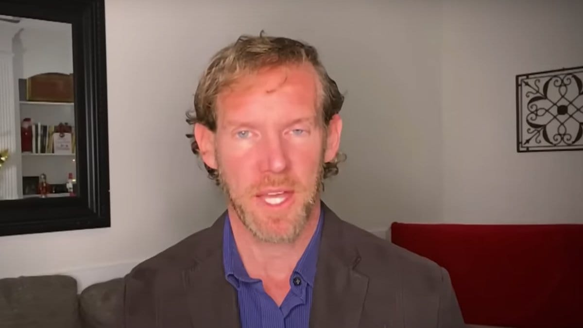 Ben Rathburn pratar och kollar in i kameran. I en bild jämte syns han och frun Mahogany Roca le mot varandra när de pratar om sin förlovning.